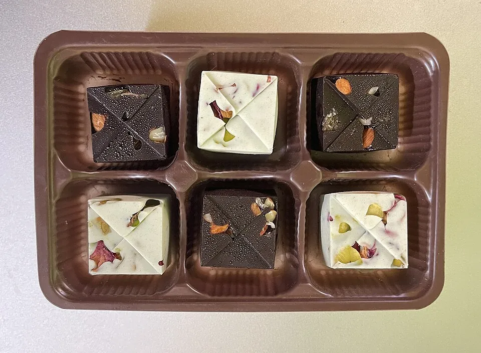 箱に並んだ6種類の一粒チョコ