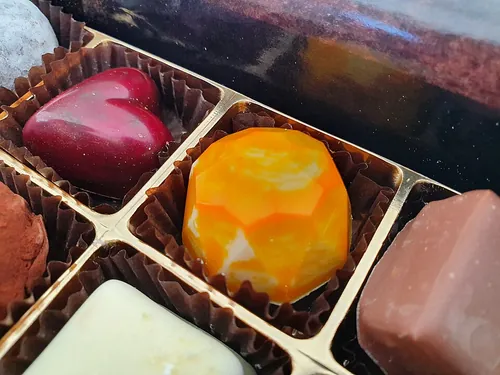 箱に並んだ一粒チョコ