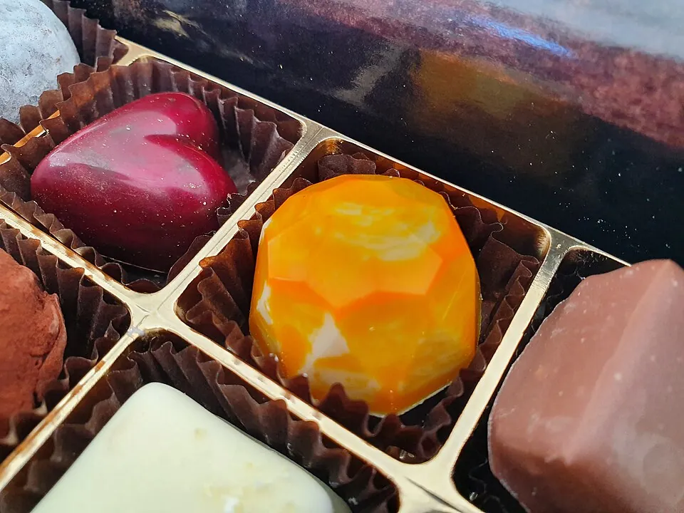 箱に並んだ一粒チョコ