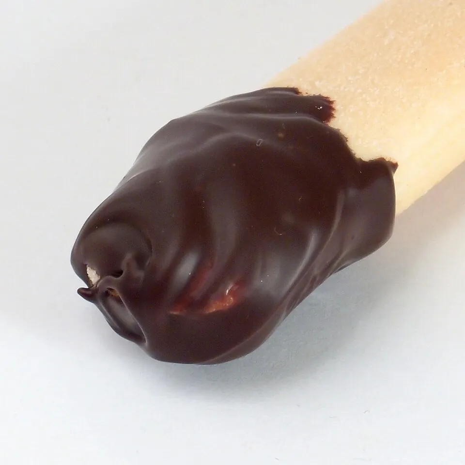 テンパリングしたつやのあるチョコの見本
