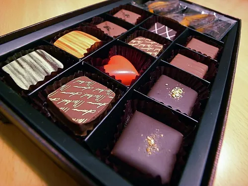 箱に並んだバレンタインのチョコ