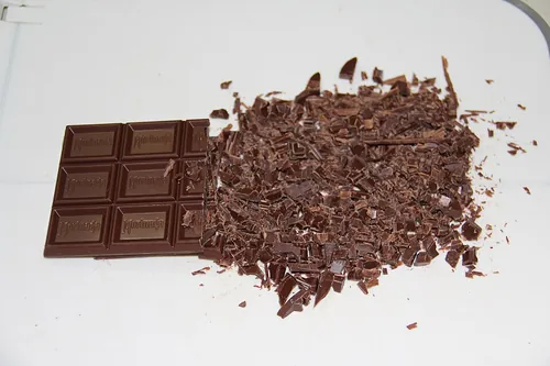 作業台の上で固めているチョコ