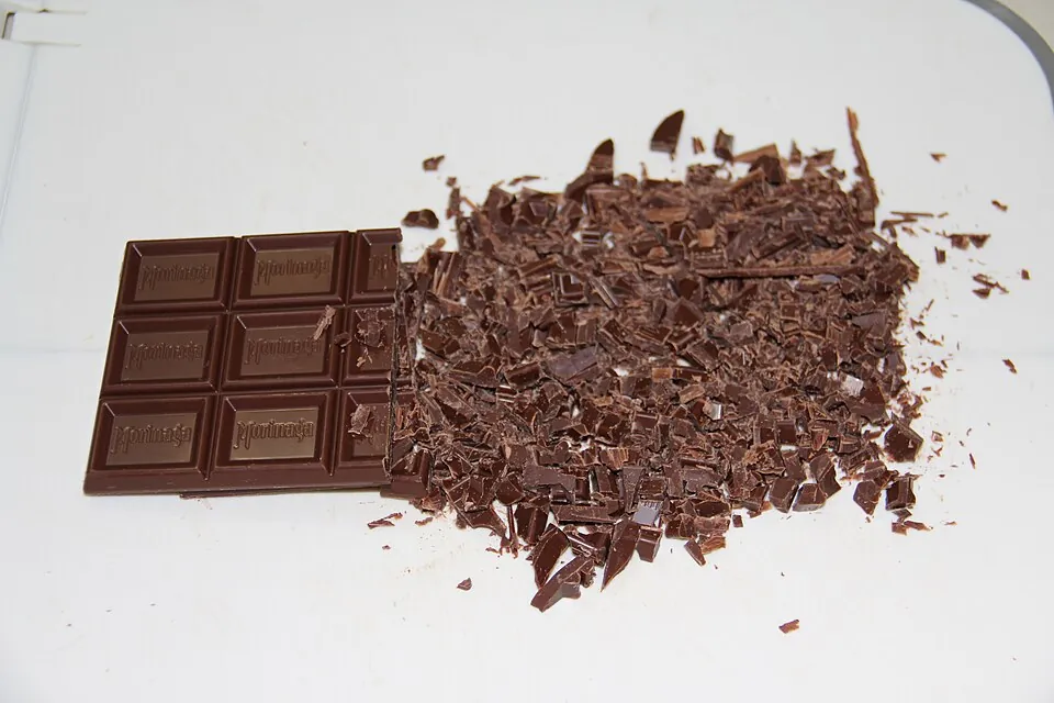 作業台の上で固めているチョコ