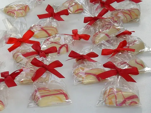 包み紙に包まれたハート形のチョコ