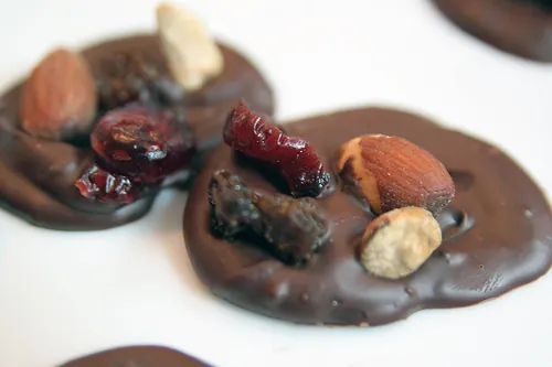 ナッツや果物をのせた円いチョコ
