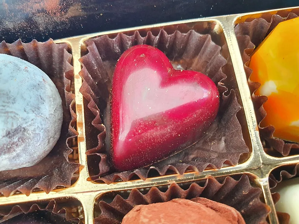 箱に並んだ一粒チョコ