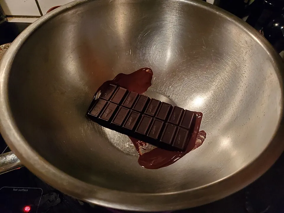 湯せんで溶かしているチョコ