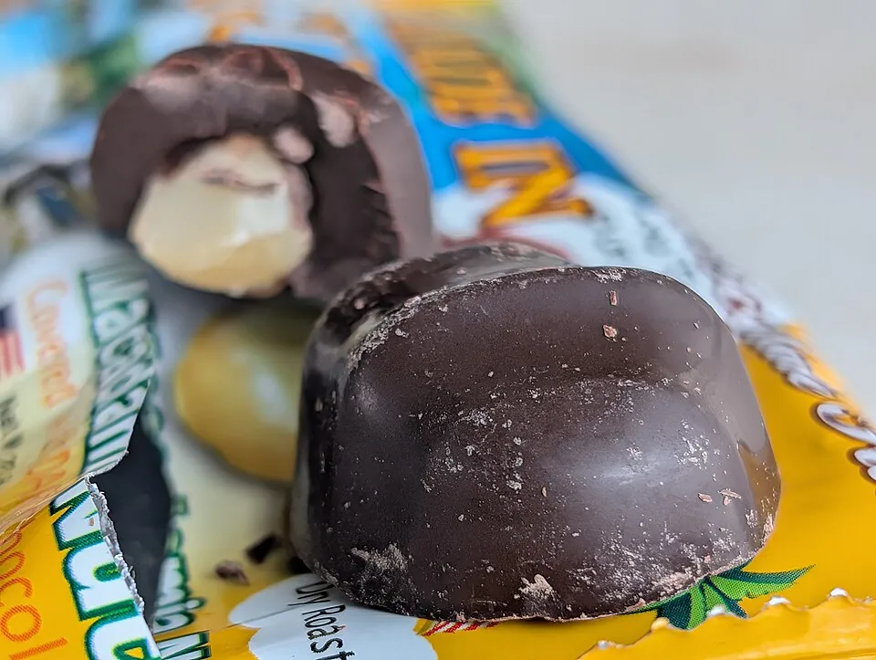 ダークチョコでおおったマカダミアナッツ