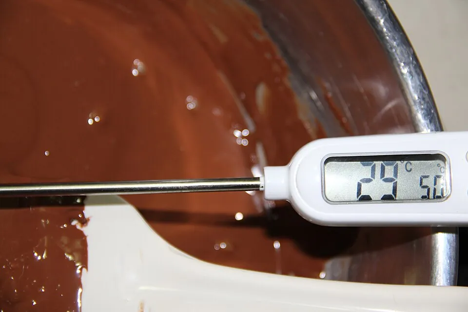 テンパリング中の溶かしたチョコ