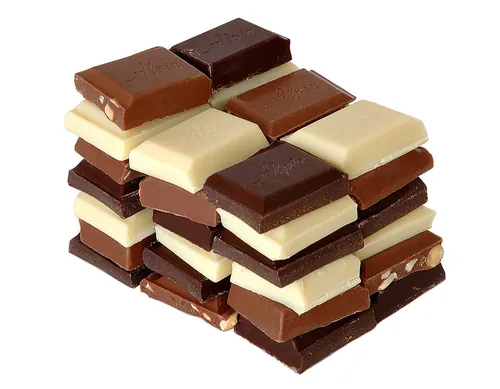 積み重ねたダーク・ミルク・ホワイトのチョコ