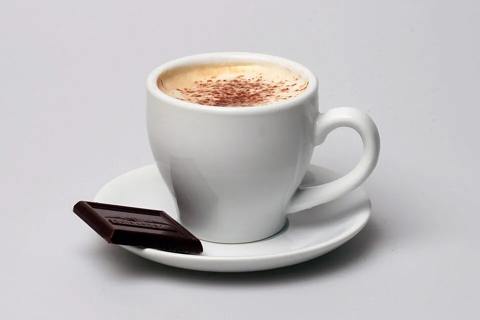 割ったダークチョコとコーヒーカップ